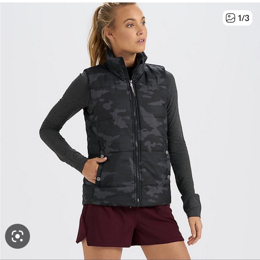 Vuori Women’s Insulated Truckee Vest - Camo
